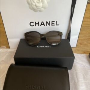 CHANEL Elegant Black Sunglasses